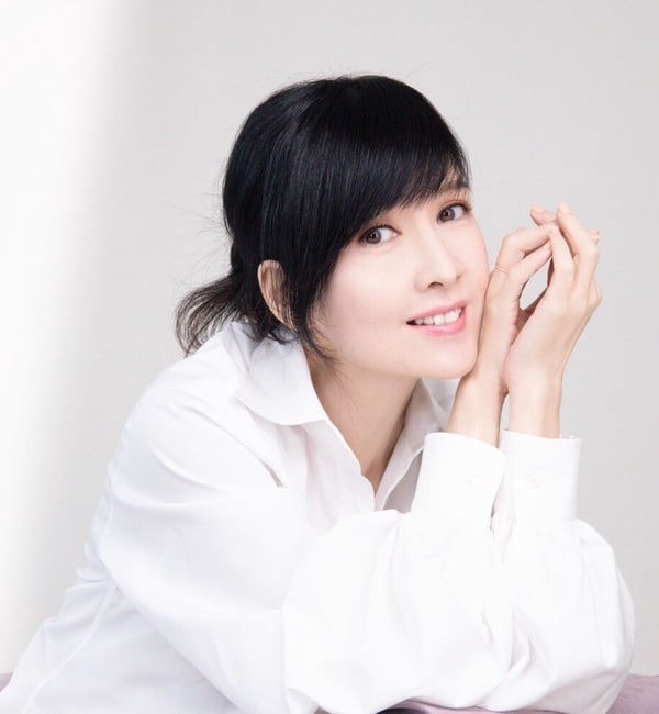 周慧敏放閃宣言：能成為快樂的女人，「他」功勞很大！親曝感情經營心法＆凍齡保養密技