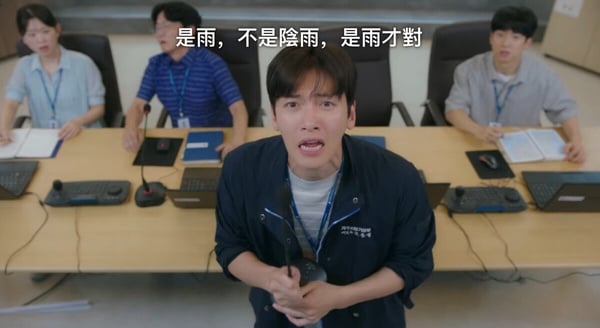 《歡迎回到三達里》結局彩蛋細節！三達攝影展名稱都是「人」，容弼照片旁竟藏三達告白