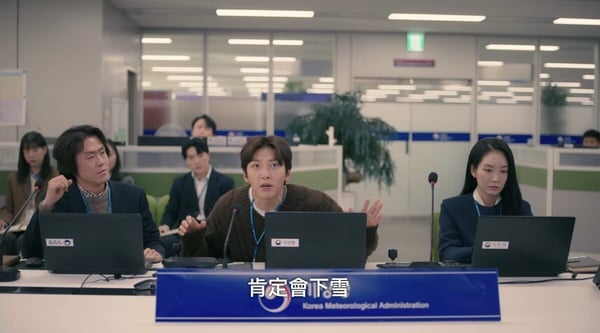 《歡迎回到三達里》結局彩蛋細節！三達攝影展名稱都是「人」，容弼照片旁竟藏三達告白