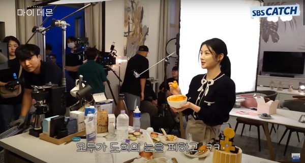 《與惡魔有約》花絮比正片還甜！不僅互相餵食、逗弄對方，金裕貞甚至還打了宋江屁股！