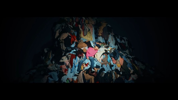 IU新曲<Love Wins All> MV解析!「方塊」象徵什麼?這一幕竟與BTS<春日>相呼應!