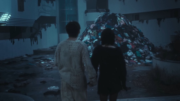 IU新曲<Love Wins All> MV解析!「方塊」象徵什麼?這一幕竟與BTS<春日>相呼應!