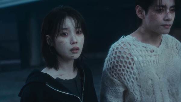 IU新曲<Love Wins All> MV解析!「方塊」象徵什麼?這一幕竟與BTS<春日>相呼應!