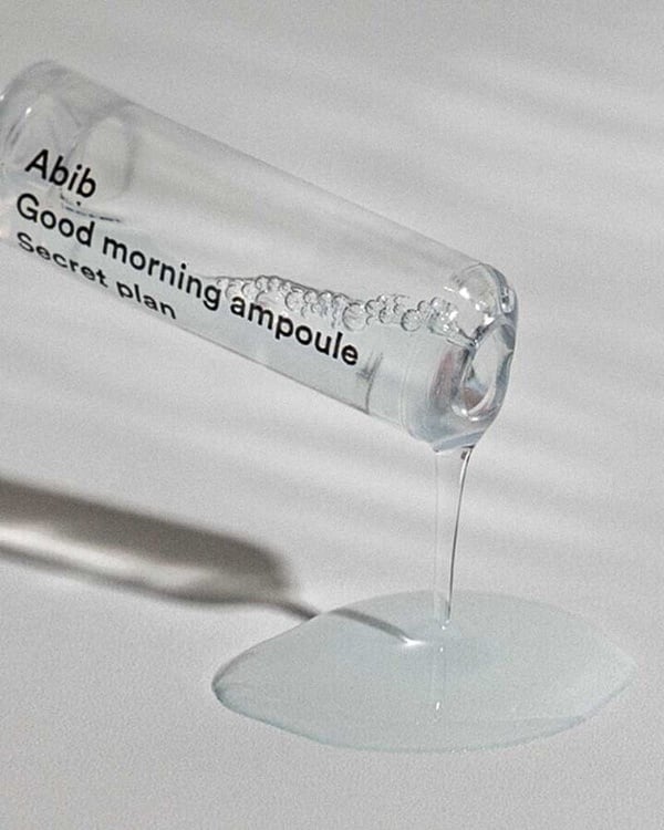 Abib 品牌的淡斑精華液瓶身，背景為純白布料，代表選擇有效淡斑美白成分的重要性。