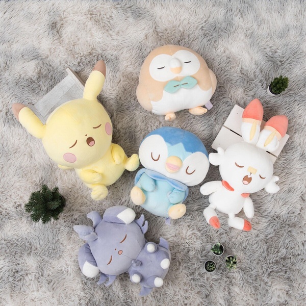 7-11「三麗鷗周邊」可愛登場！KITTY海洋吊飾、ZEBRA50週年筆必收，再推寶可夢睡覺玩偶