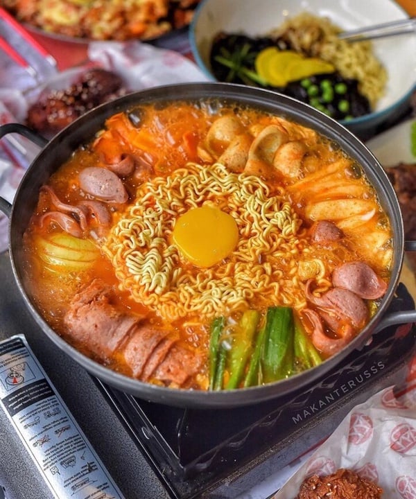 超道地「韓式部隊鍋」食譜！10分鐘就能開吃，加碼不吃辣也能吃的「無辣版」部隊鍋底