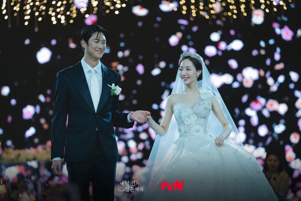 《和我老公結婚吧》漫畫結局比劇情狗血！鄭秀敏殺婆婆，朴敏煥想害死秀敏反被自己燒死