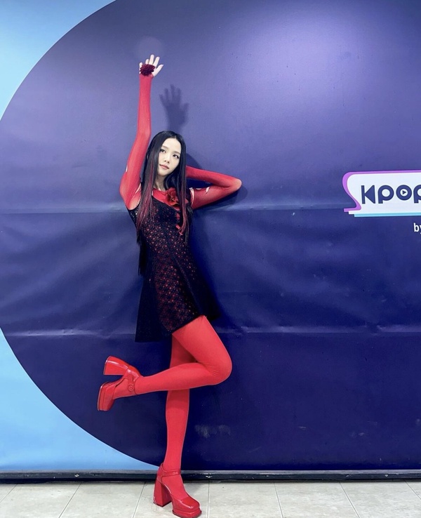 彩色絲襪是2024新潮流?紅色絲襪超時尚、白色絲襪芭蕾風,Jennie、Jisoo等明星都在穿