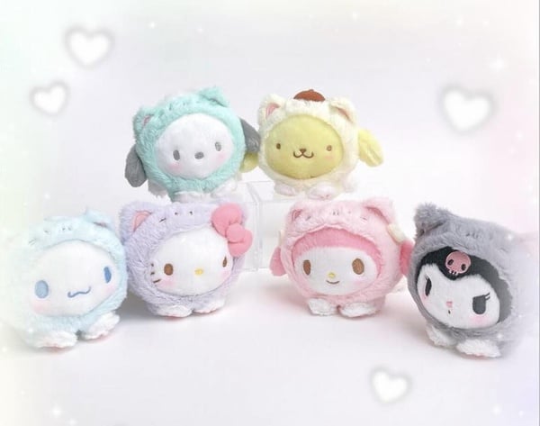 三麗鷗「貓咪系列」可愛登場！kitty貓毛絨玩偶、大耳狗貓咪吊飾，貓咪罐頭盲盒必抽