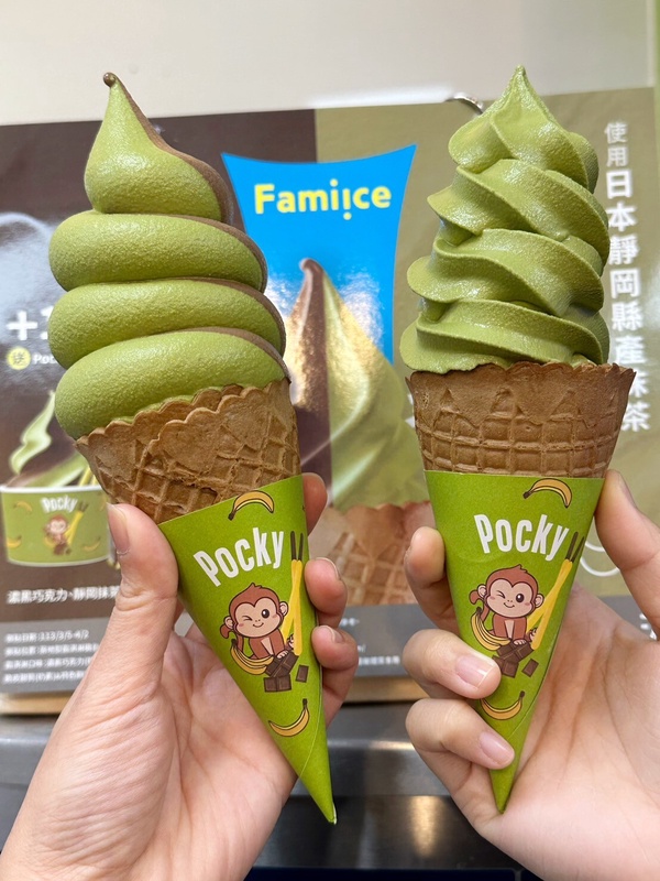 抹茶控開吃！全家「靜岡抹茶霜淇淋」濃郁抹茶加濃黑巧克力太讚，搭Pocky香蕉棒變聖代