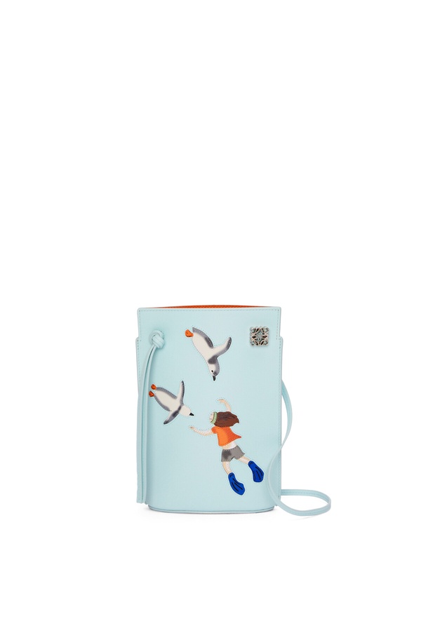 BLACKPINK Lisa愛用精品包:LOEWE x Suna Fujita 冰川藍企鵝刺繡小牛皮迷你肩背包,NT$37,000