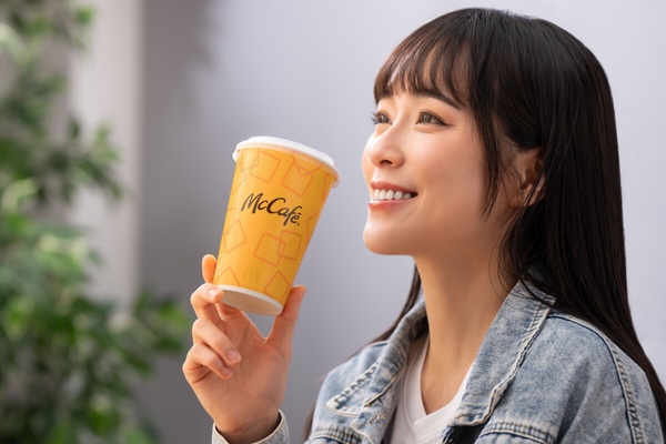 麥當勞焦糖奶茶回歸！麥當勞開賣「OREO草莓冰炫風、草莓優格雙餡派」，4甜心卡也現身
