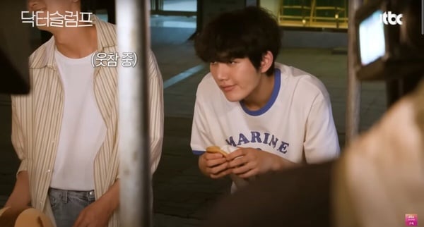 《低谷醫生》劇情幕後彩蛋！正宇&amp;博多徒手吃糖餅是即興演出，朴炯植會接演竟是這原因