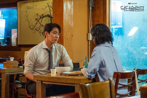 《低谷醫生》劇情幕後彩蛋！正宇&amp;博多徒手吃糖餅是即興演出，朴炯植會接演竟是這原因