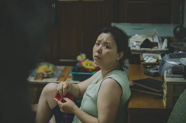 《低谷醫生》演員「戲外秘密」!朴信惠媽增重10公斤演紅《寄生上流》,她是李善均同學