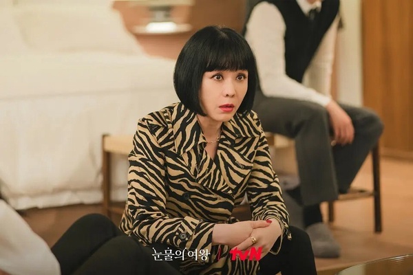 《淚之女王》9位實力派配角！金智媛媽媽一脫成名，爺爺女友竟是張紫妍自殺案幕後黑手