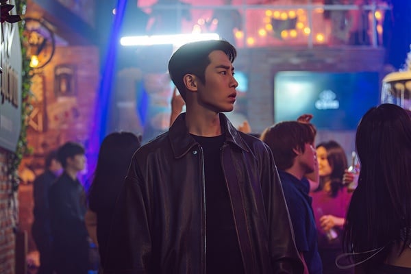 《篡位》無法超越《美好世界》n原因:女主演技呆板太出戲,李宰旭戀情話題度高於作品