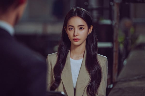 《篡位》無法超越《美好世界》n原因:女主演技呆板太出戲,李宰旭戀情話題度高於作品