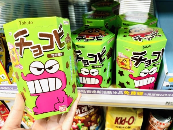 蠟筆小新粉絲衝全家！蠟筆小新最愛「巧克比可可風味餅乾」登台開賣，再送蠟筆小新貼紙