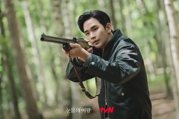 《淚之女王》劇情「幕後彩蛋」！金秀賢降低片酬出演，金智媛直升機戲根本沒有直升機？