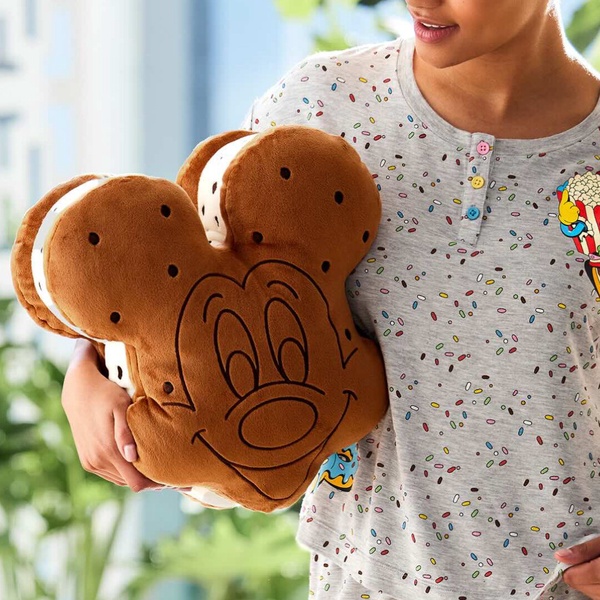迪士尼粉絲開逛！Disney Store「迪士尼美味系列」，米奇冰淇淋抱枕、比薩三眼怪太可愛
