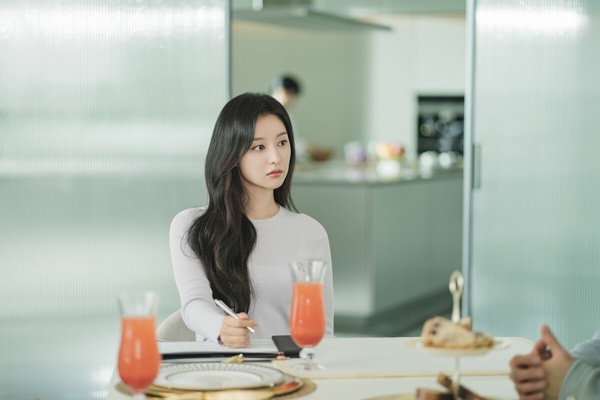 《淚之女王》改編自三星公主「李富真」真實人生！女首富愛上保鑣，戀愛腦下場卻超慘！