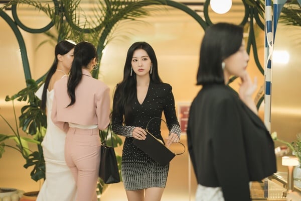 《淚之女王》改編自三星公主「李富真」真實人生！女首富愛上保鑣，戀愛腦下場卻超慘！