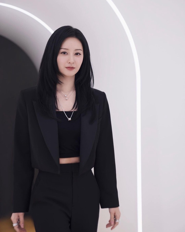 精通外語的韓劇演員!《淚之女王》金智媛英文超流利,金高銀會中文,她根本行走翻譯機