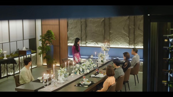 《淚之女王》隱藏細節：餐桌座位說明海仁的處境，賢祐提到的《快樂王子》竟是象徵彼此