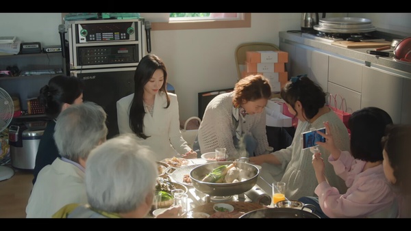 《淚之女王》隱藏細節：餐桌座位說明海仁的處境，賢祐提到的《快樂王子》竟是象徵彼此