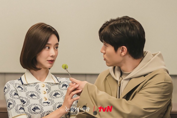 《淚之女王》幕後秘密！郭東延李主儐戲外差更多歲，金智媛看到離婚協議書也覺得很傷心