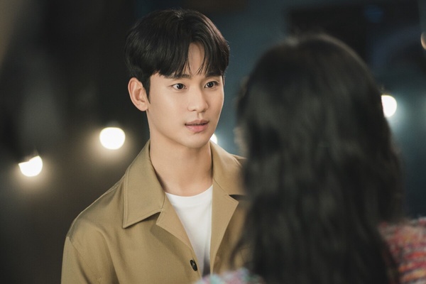 《淚之女王》幕後彩蛋！金秀賢&amp;朴成焄樹林找人戲是一鏡到底，賢祐買的婚戒價格太驚人
