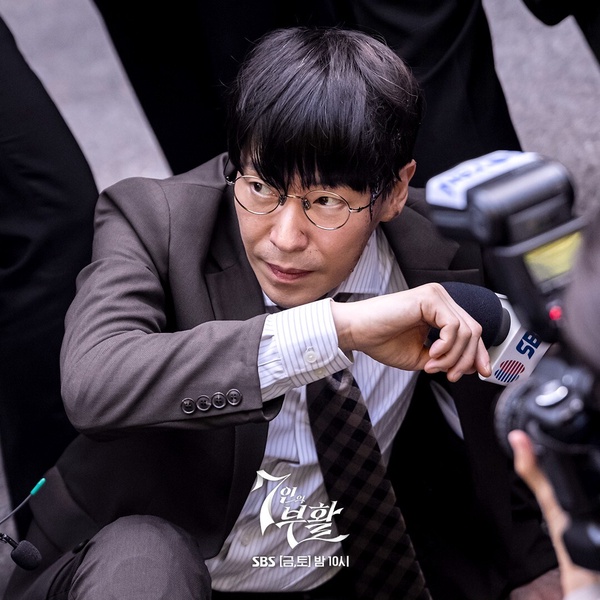 近期「最熱門」韓劇TOP10！《寄生獸》第3輸《背著善宰跑》，《淚之女王》實在太驚人了