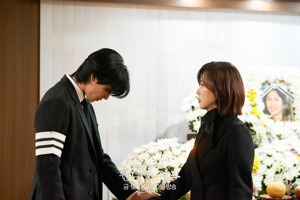 近期「最熱門」韓劇TOP10！《寄生獸》第3輸《背著善宰跑》，《淚之女王》實在太驚人了