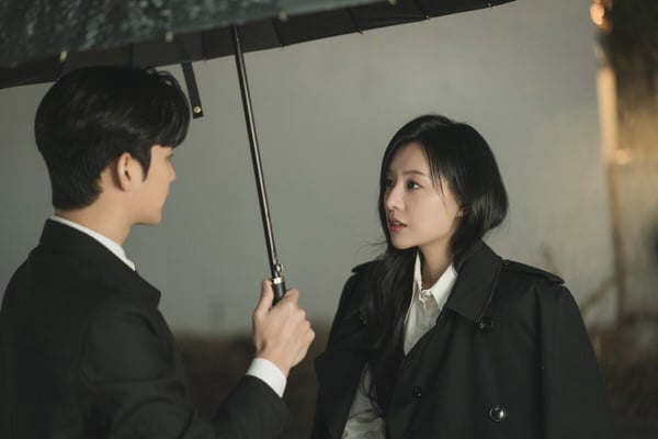 近期「最熱門」韓劇TOP10！《寄生獸》第3輸《背著善宰跑》，《淚之女王》實在太驚人了
