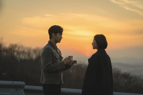 近期「最熱門」韓劇TOP10！《寄生獸》第3輸《背著善宰跑》，《淚之女王》實在太驚人了