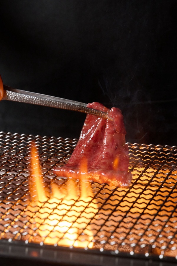 買一送一！台北燒肉「牛花」板前燒肉開吃日本A5和牛、海膽，日漢堡排肉的長谷川也登台
