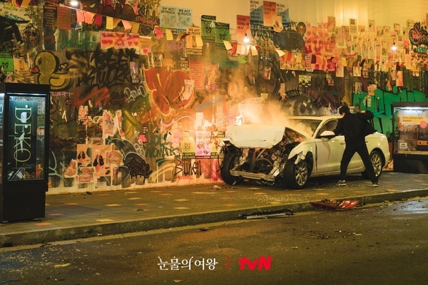 《淚之女王》劇情幕後彩蛋!金秀賢邊哭邊幫金智媛整理頭髮,這名場面是金秀賢即興演出