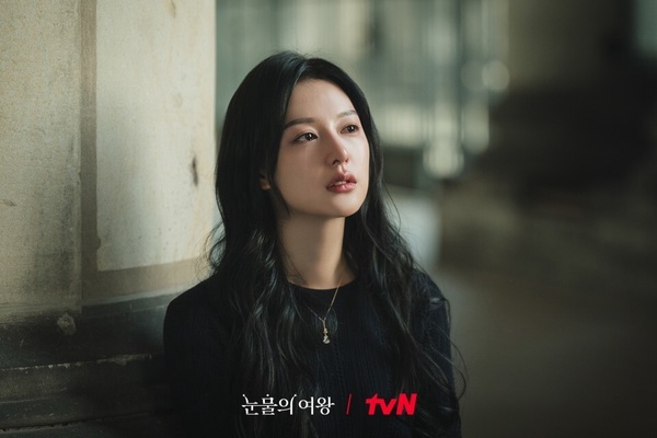 《淚之女王》劇情幕後彩蛋!金秀賢邊哭邊幫金智媛整理頭髮,這名場面是金秀賢即興演出