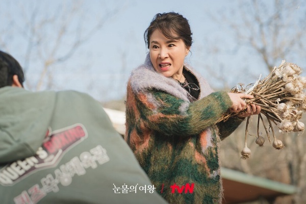 《淚之女王》劇情幕後彩蛋!金秀賢邊哭邊幫金智媛整理頭髮,這名場面是金秀賢即興演出