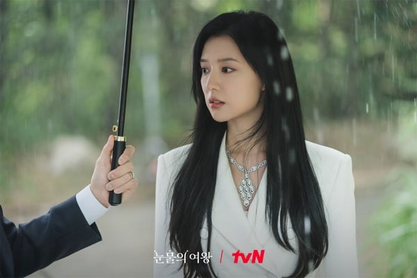 《淚之女王》金智媛髮型範本!層次剪、外雙C瀏海激推,修飾方圓臉、方臉,減齡顯臉小