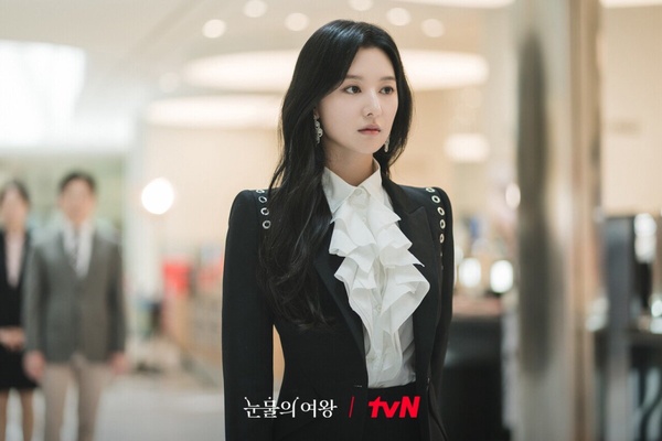 《淚之女王》金智媛髮型範本!層次剪、外雙C瀏海激推,修飾方圓臉、方臉,減齡顯臉小