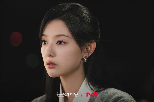《淚之女王》金智媛髮型範本!層次剪、外雙C瀏海激推,修飾方圓臉、方臉,減齡顯臉小