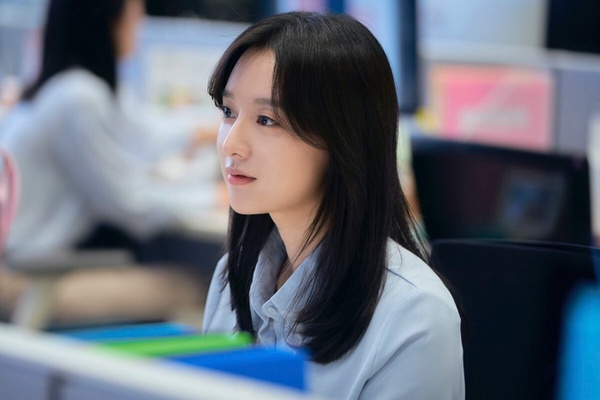 《淚之女王》金智媛髮型範本!層次剪、外雙C瀏海激推,修飾方圓臉、方臉,減齡顯臉小