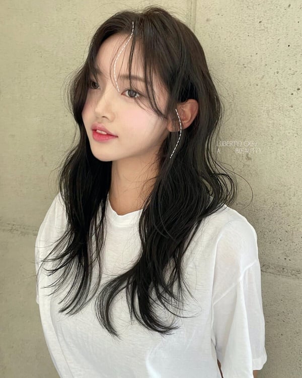 《淚之女王》金智媛髮型範本!層次剪、外雙C瀏海激推,修飾方圓臉、方臉,減齡顯臉小