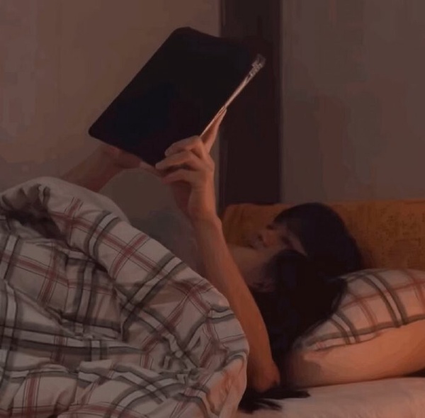 《淚之女王》高甜花絮片段！金秀賢床上抱金智媛看劇本、溫柔摸頭殺，花絮竟比正片還甜