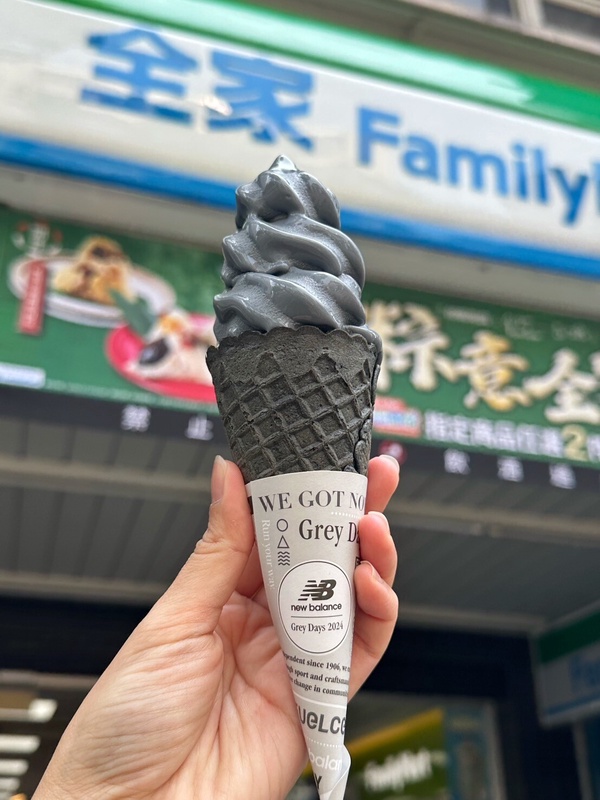 霜淇淋優惠！全家霜淇淋聯名New Balance推「烏龍/香草」，再送霜淇淋/球鞋吊飾享優惠