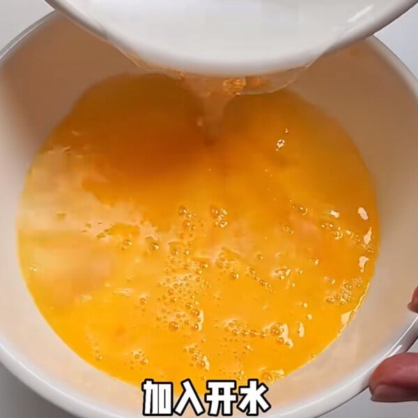 又嫩又沒有氣泡的「零失敗」蒸蛋做法！掌握「4關鍵」做出水光肌蒸蛋，加一材料更滑嫩