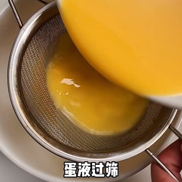又嫩又沒有氣泡的「零失敗」蒸蛋做法！掌握「4關鍵」做出水光肌蒸蛋，加一材料更滑嫩