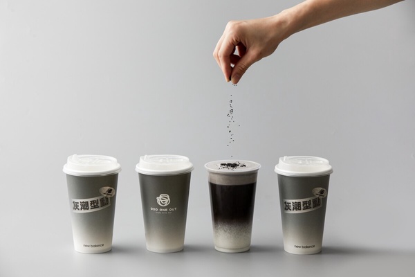  手搖品牌ODD ONE OUT(OOO)聯名New Balance推「元祖灰鮮奶茶」